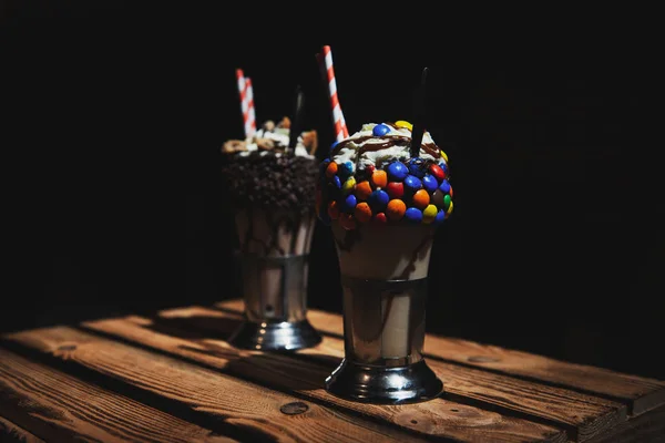 Zelfgemaakte Milkshakes Met Slagroom Kleurrijke Snoepjes Chocolade Vulling Een Houten — Stockfoto