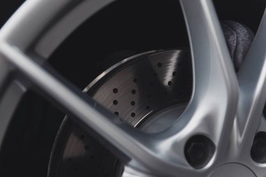 Gri metal spor araba tekerleği. Havalandırmalı büyük Fren diskinin çekim. Şık çelik jant. 
