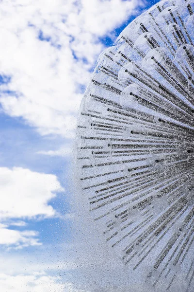 Hermosa Fuente Círculo Contra Cielo Azul Nublado Muchos Arroyos Agua — Foto de Stock