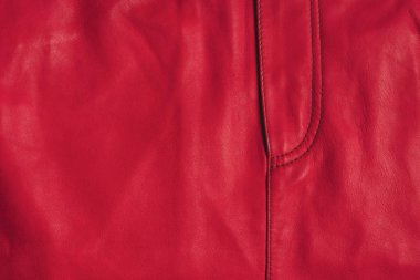 Kırmızı deri etek dokusu. Kopya alanı ile dikişli etek ön tarafı. Arka plan doku Arkaplan.