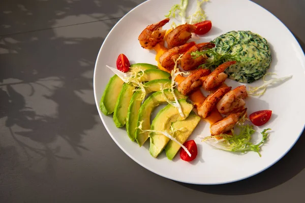 Sağlıklı karides yemeği. Beyaz bir tabaktabaktabaktabaktabaktabaktabaktabaktabaktabaktabaktabaktabak tabaktabaktabaktabaktabak tabaktabaktabaktabaktabaktabak tabaktabaktabakda lezzetli ızgara karidesler. Kiraz domates ile süslenmiş yemekler. Güneş ışığı.