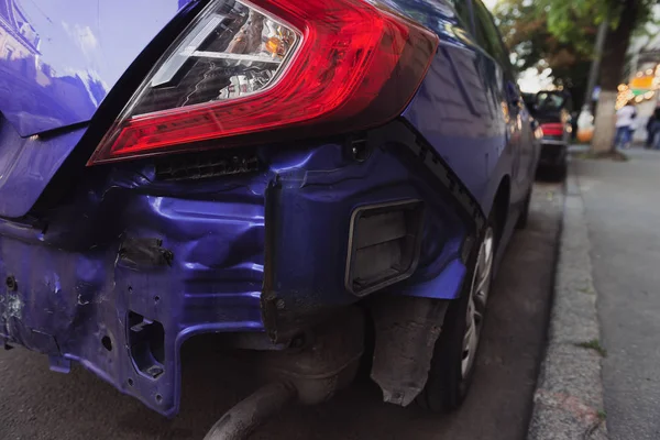 Detrás Coche Azul Moderno Después Accidente Vehículo Sin Parachoques Reparaciones — Foto de Stock