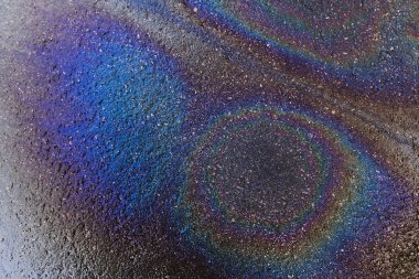 Ispanak bir kaldırımda yanardöner benzin lekesi. Çevre kirliliği arka plan. Ekolojik felaket soyut.