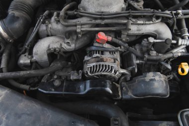 Kaputun altında tozlu boksör motoru. Jeneratör ve motorun diğer parçaları.