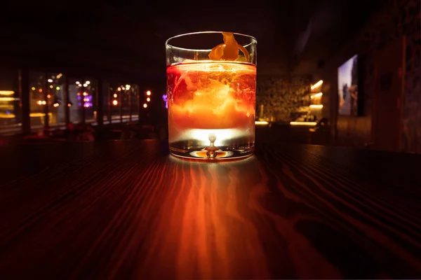 Barevný Alkoholový Koktejl Teplým Podsvícení Dřevěném Stole Servírujeme Ledem Oranžovou — Stock fotografie