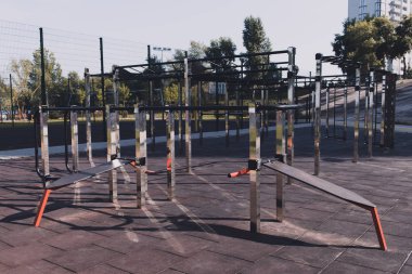 Yerleşim bölgesinde modern açık spor salonu. Egzersiz için açık egzersiz ekipmanları. Spor sahası.