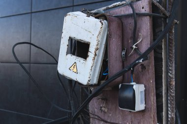 Kendinden paslı elektrikli kutu yaptı. Enerjik elektrikli ekipmanlar. Tehlikeli, yüksek voltaj!