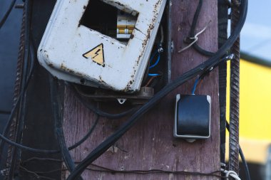 Kendinden paslı elektrikli kutu yaptı. Enerjik elektrikli ekipmanlar. Tehlikeli, yüksek voltaj!