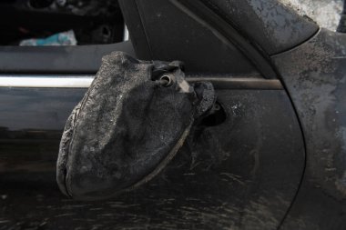 Araba kullanırken yangın. Araç üstüne araç. Araba kazası konsepti fotoğrafı. Yanmış yan ayna. Arabanın vücudunda is var. Yukarıdan yakın görünüm.