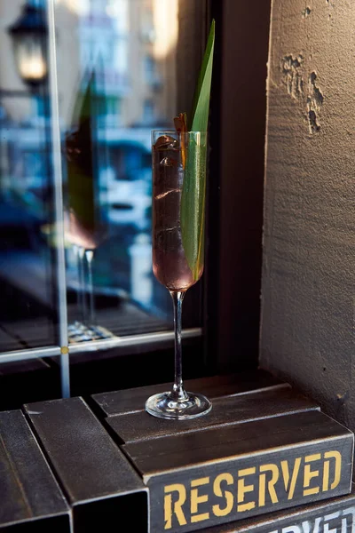 Hermoso Cóctel Alcohol Para Damas Vino Decorado Con Hoja Verde — Foto de Stock