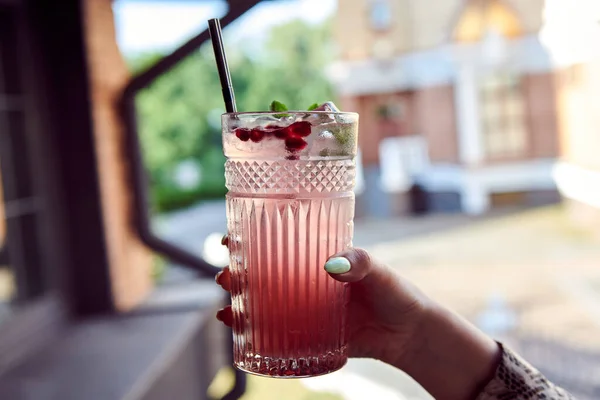 Verse Granaatappel Cocktail Hand Van Het Meisje Een Zonnige Dag — Stockfoto