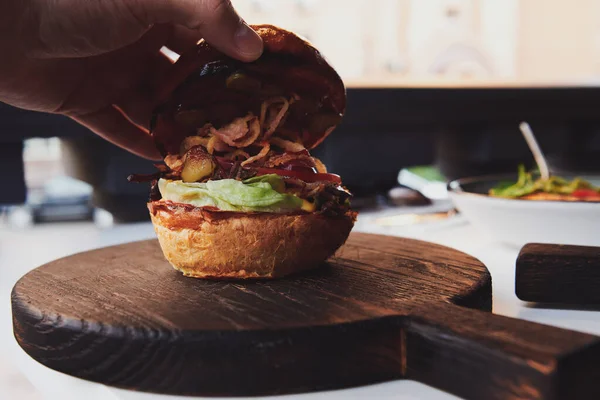 Mano Del Hombre Abre Hamburguesa Hamburguesa Con Carne Pato Mesa — Foto de Stock