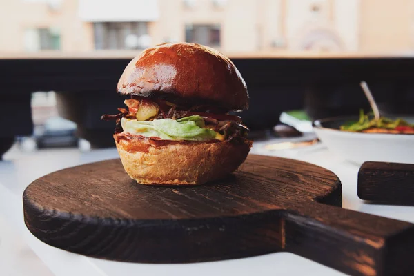 Hamburguesa Con Carne Pato Mesa Madera Del Restaurante Bollo Fresco — Foto de Stock