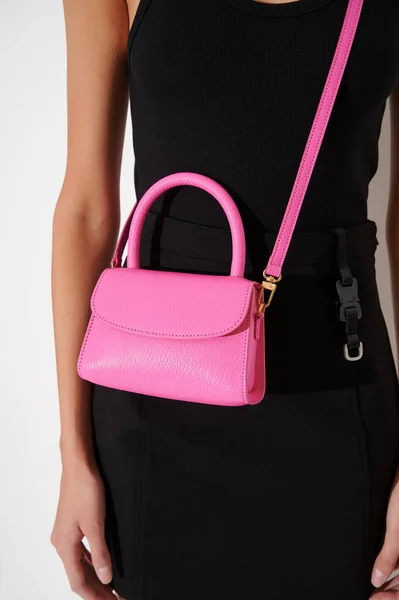 아름다운 분홍색 핸드백을 손으로 가방에 파충류 효과가 현대적 액세서리야 — 스톡 사진