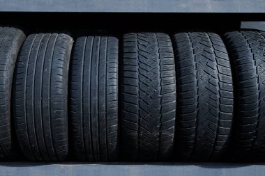 Araba servisinde kullanılmış lastik yığını imha için bekliyor. Lastik tamir istasyonunda lastik lastikleri eskimiş. Atık geri dönüşümü. 
