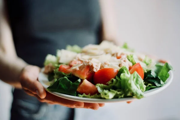 Manos Plato Mujer Comiendo Alimentos Saludables Fresco Beutiful Ensalada Sabrosa — Foto de Stock