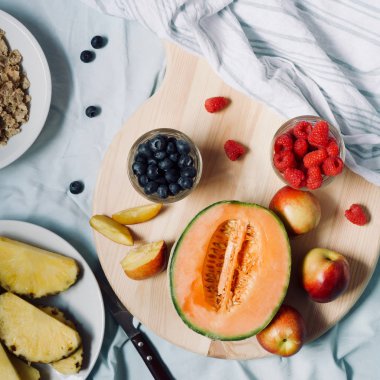 Düz-lay lezzetli yaz çiğ sağlıklı vejetaryen vegan detoks temiz taze yaz mevsim meyveleri ve çilek kahvaltı servis. 