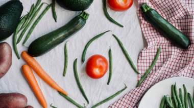 düz beyaz arka plan üzerinde ham mevsimlik sebze-lay. Sağlıklı beslenme kavramı, Vejeteryan, Vejeteryan, temiz yemek.