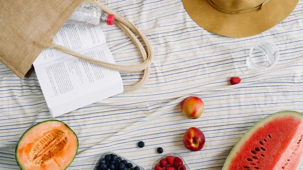 Picnic Verano Con Comida Saludable Arándanos Frambuesas Melocotones Sandía Melón — Foto de Stock