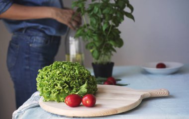 sağlıklı vejetaryen detoks yemek yemek kot giyen genç kadın. Malzemeler ve sağlıklı İtalyan yemeği için hazırlama