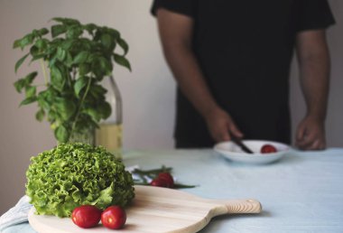 yemek sağlıklı vejetaryen yiyecekler kapalı genç adam. Sağlıklı İtalyan gıda kavramı, diyet, detoks 