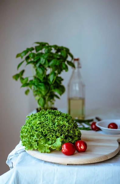 Verduras Frescas Italianas Saludables Ensalada Tomates Albahaca Aceite Oliva Sobre — Foto de Stock