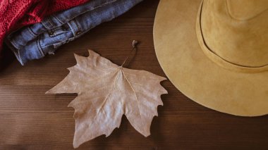 rahat sonbahar kavramı, sıcak sonbahar giysileri ve ahşap nackground sayfa. Güz konsepti ile sıcak renkler 