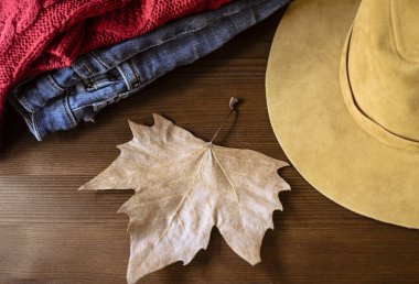 rahat sonbahar kavramı, sıcak sonbahar giysileri ve ahşap nackground sayfa. Güz konsepti ile sıcak renkler 