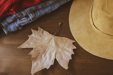 rahat sonbahar kavramı, sıcak sonbahar giysileri ve ahşap nackground sayfa. Güz konsepti ile sıcak renkler 