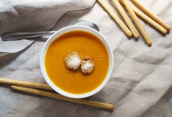 Düz Lay Croutons Kabak Kremalı Çorba Isınma Masa Örtüsü Arka — Stok fotoğraf