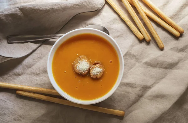 Düz Lay Croutons Kabak Kremalı Çorba Isınma Masa Örtüsü Arka — Stok fotoğraf