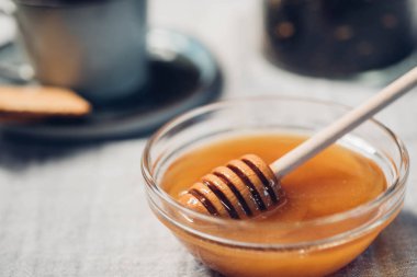 Cam kaseye kaşık ve siyah çay ile masa örtüsü arka plan üzerinde tatlım