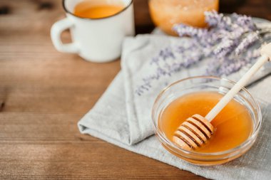 bardak adaçayı ile bitkisel çay ve bal ile kaşık cam kase rustik ahşap arka plan üzerinde sağlıklı içecek 