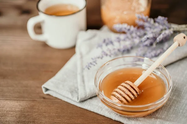 Bardak Adaçayı Ile Bitkisel Çay Bal Ile Kaşık Cam Kase — Stok fotoğraf