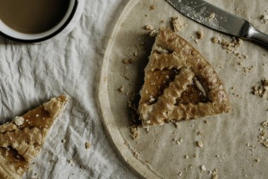 Sonbahar sonbahar kabuk pasta reçel ile arka plan üzerinde kahve ile seçilen odak kapat 