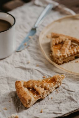 Sonbahar sonbahar kabuk pasta reçel ile arka plan üzerinde kahve ile seçilen odak kapat 