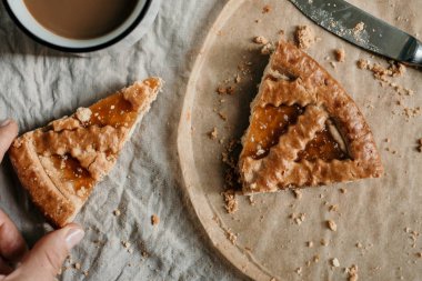 Sonbahar sonbahar kabuk pasta reçel ile arka plan üzerinde kahve ile seçilen odak kapat 
