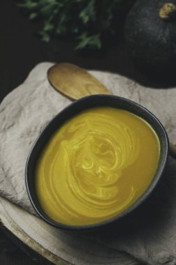 kase üzerinde rustik arka plan, üstten görünüm, mevsimlik yemek yeme sağlıklı vegeratian kremalı çorba