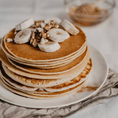 kare kırpma Amerikan geleneksel kahvaltı ile muz krep ve fındık yakın çekim