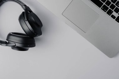 modern teknolojiler kulaklık ve laptop beyaz arka plan, iş veya eğitim kavramı. Bloglama