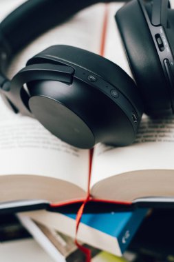 Sesli kitaplar, kulaklık ve Kitaplar, eğitim eğitim kavramı öğrenme için dinleme