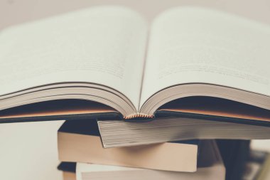açık bir kitap sayfaları ile kitap yığını. Okuma kitapları, eğitim, öğrenme, eğitim kavramı, Kitabevi, araştırma 