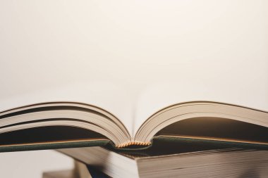 açık bir kitap sayfaları ile kitap yığını. Okuma kitapları, eğitim, öğrenme, eğitim kavramı, Kitabevi, araştırma 