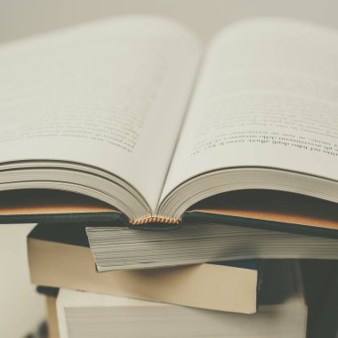 açık bir kitap sayfaları ile kitap yığını. Okuma kitapları, eğitim, öğrenme, eğitim kavramı, Kitabevi, araştırma 