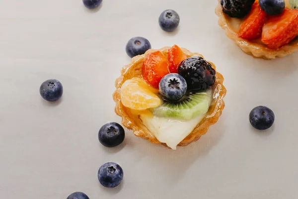 Beyaz arka plan üzerinde meyve ile lezzetli güzel Fransız sağlıklı tatlı tartlets 