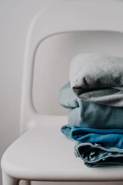 Palette Couleurs Gris Bleu Sur Fond Chaise Minimaliste Blanc Denim — Photo