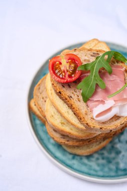 yan görünümü ham domates ve roket salata plat beyaz arka plan üzerinde tarih ile ekmek lezzetli taze parçaları 