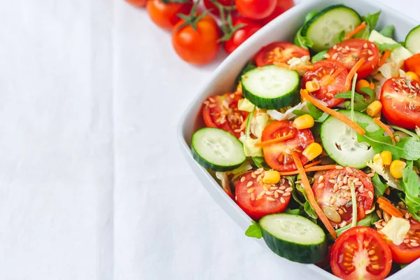 Flat lay de salada saborosa fresca, alimentação saudável, dieta, vegetari — Fotografia de Stock