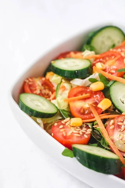 Plat de salade fraîche savoureuse, saine alimentation, régime alimentaire, végétarien — Photo