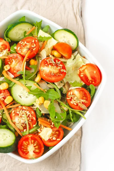 Plat de salade fraîche savoureuse, saine alimentation, régime alimentaire, végétarien — Photo